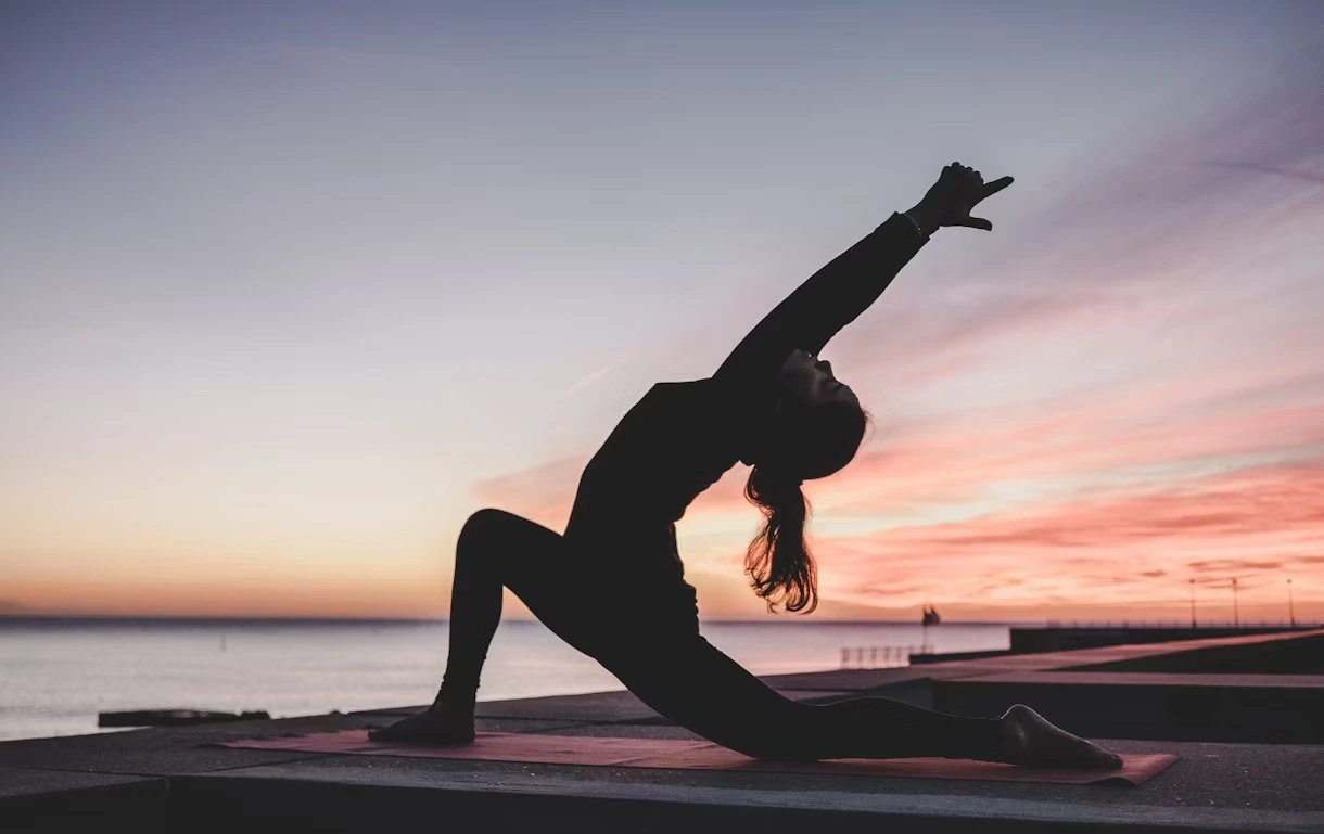 Ein grafisches Bild im Techno-Minimalismus-Stil, das ein Trainingskonzept darstellt.